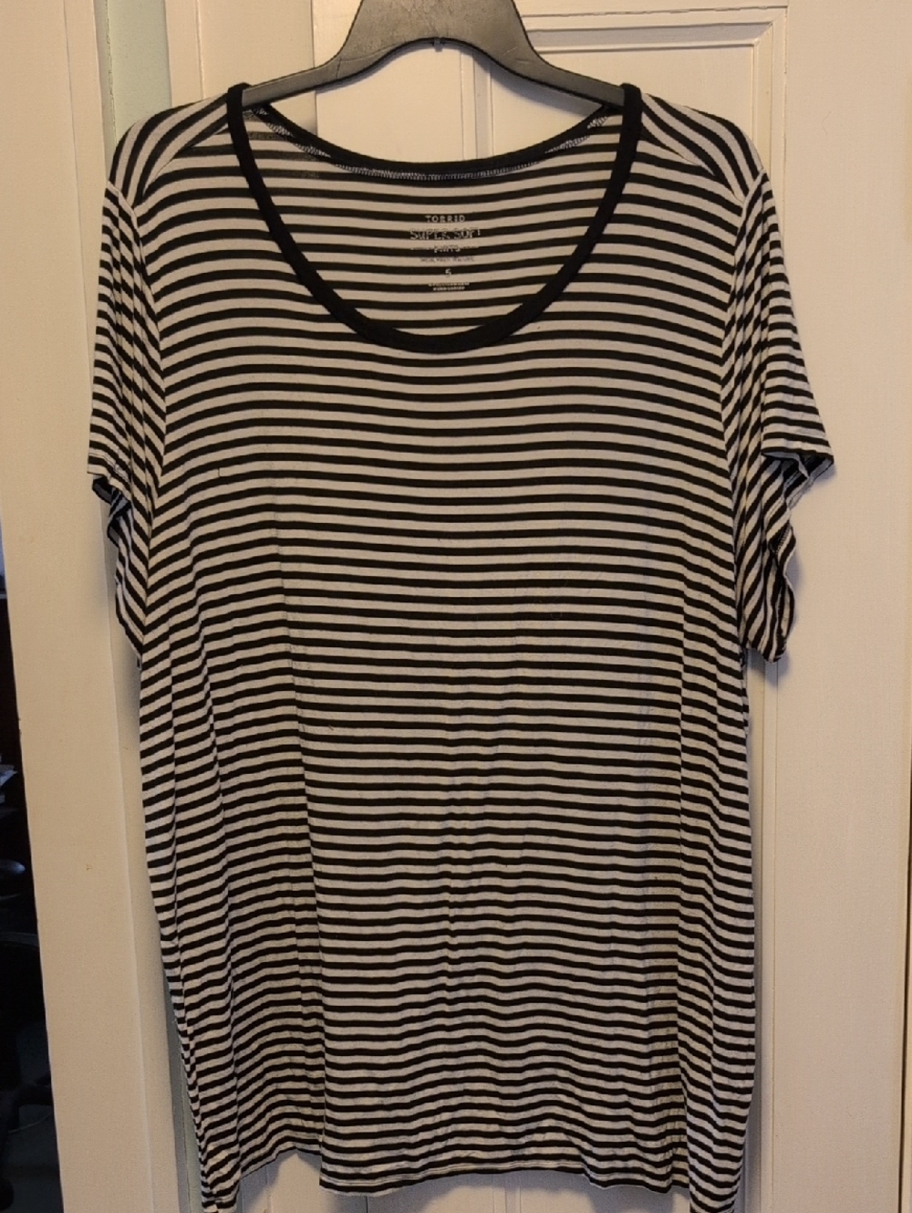 Torrid 5 Women's Black and White Striped Scoop Neck Top